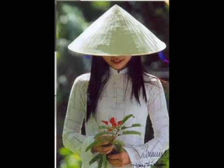 1. Áo hai dây bản mảnh: Áo hai dây bản mảnh tuy nhiên là một trong những mẫu áo khó