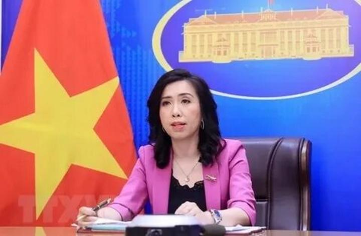 Blouse tay phồng với thiết kế đơn giản và nhẹ nhàng: Blouse tay phồng luôn mang lại
